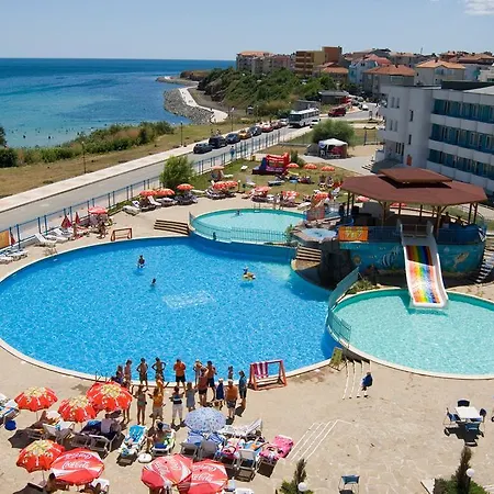 酒店 Perla Beach Holiday Club